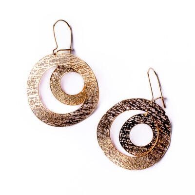 Pendientes de oro amarillo 18kt, diseño fantasía con colgante de dos círculos y cierre ballesta. Elegancia moderna y versatilidad para cualquieer