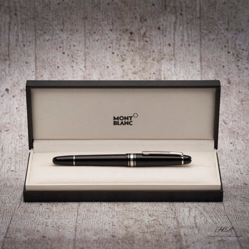 Pluma estilográfica Montblanc Meisterstück Classique en resina negra con acabados chapados en platino
