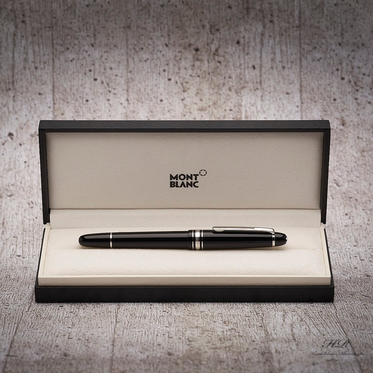 Pluma estilográfica Montblanc Meisterstück Classique en resina negra con acabados chapados en platino
