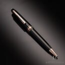 Bolígrafo Montblanc Meisterstück Classique en resina negra con acabados chapados en oro rojo