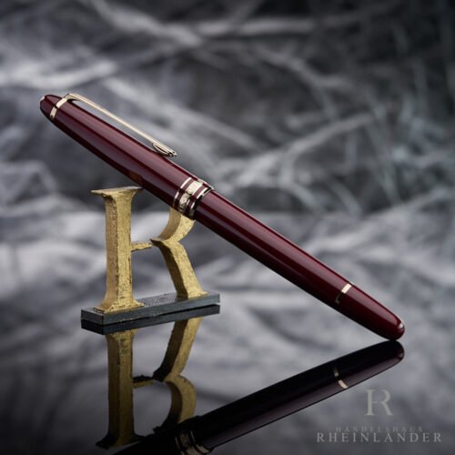 Rollerball Montblanc Meisterstück Classique en resina burdeos con acabados chapados en oro