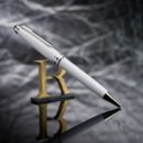 Bolígrafo Montblanc Meisterstück Classique en resina blanca con acabados chapados en platino